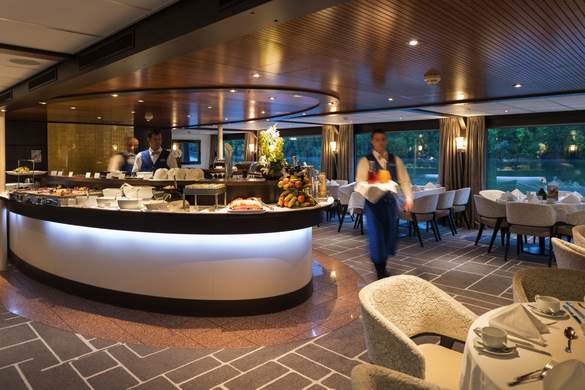 AMADEUS Diamond Panorama Restaurant 3 ©Lueftner Cruises Amadeus.jpg